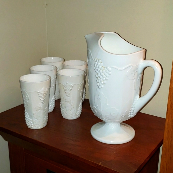Vintage Indiana Milk Glass Pitcher w/6 Tumblers. Harvest Grape. - Picture 3 of 7